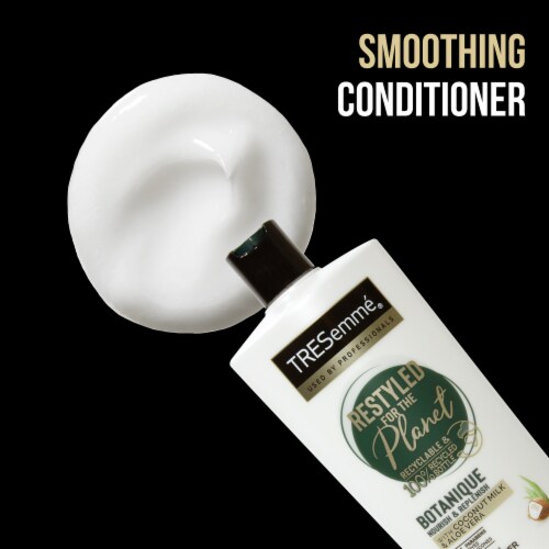 TRESemme® Sulfate & Silicone-Free Botanique Coconut & Aloe Vera Conditioner Perspective: right