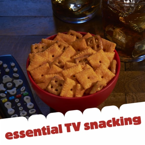 Cheez-It DUOZ Cheddar Jack and Cheddar Crackers and Pretzels Perspective: right
