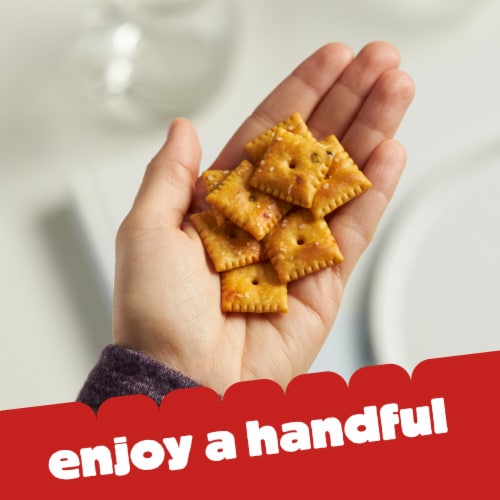 Cheez-It® Pepper Jack Cheese Snack Crackers Grab and Go Perspective: right