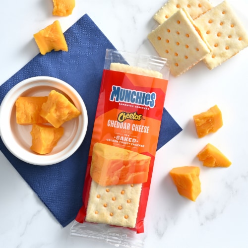 Munchies Baked Cheddar Cheese Sandwich Crackers Perspective: right