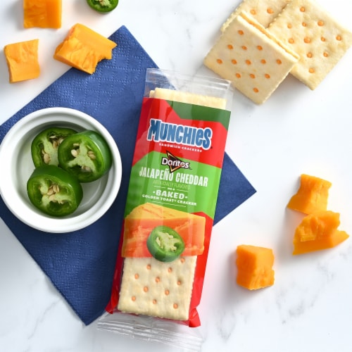 Munchies Baked Jalapeno Cheddar Sandwich Crackers Perspective: right