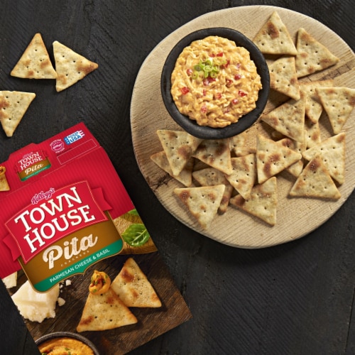 Town House Parmesan Cheese & Basil Pita Snack Crackers Perspective: right