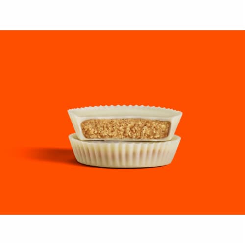 REESE'S White Creme Peanut Butter Cups Candy Pack Perspective: right
