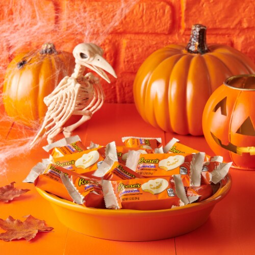 REESE'S White Creme Peanut Butter Cup Pumpkins Candy Halloween Pack Perspective: right