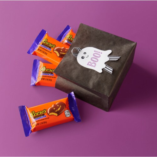 REESE'S Milk Chocolate Peanut Butter Pumpkins Halloween Candy Pack Perspective: right