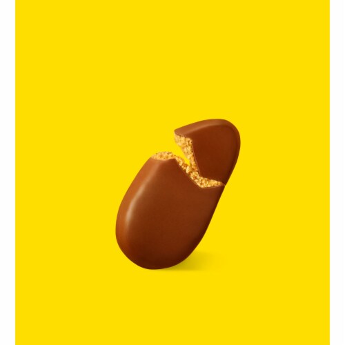 REESE'S Milk Chocolate Peanut Butter Egg Easter Candy Pack Perspective: right