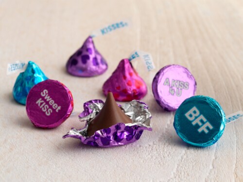Hershey's Conversation Milk Chocolate Kisses Perspective: right