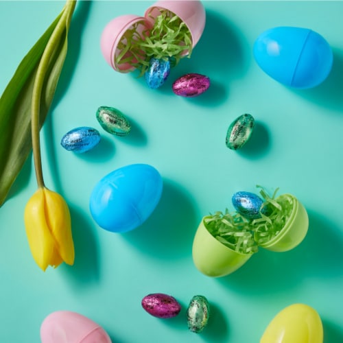 HERSHEY'S Milk Chocolate Eggs Easter Candy Gift Box Perspective: right