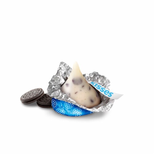 HERSHEY'S KISSES Cookies 'n' Creme Candy Share Pack Perspective: right