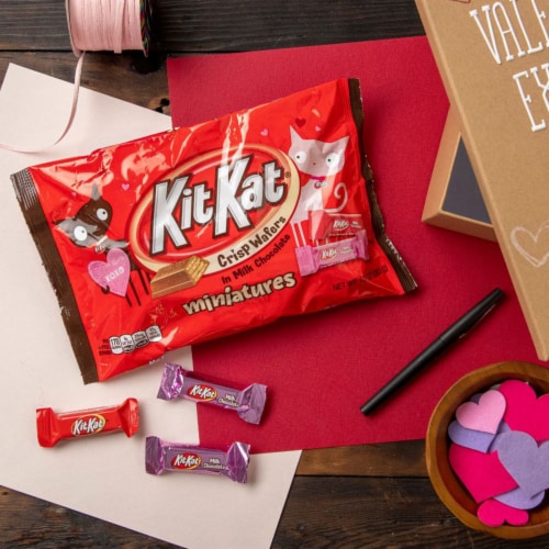 Kit Kat Miniatures Milk Chocolate Candy Perspective: right