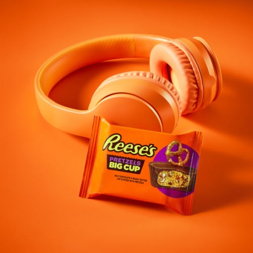 REESE'S Big Cup with Pretzels Milk Chocolate Peanut Butter Cups Candy Pack Perspective: right