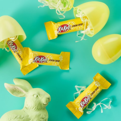 KIT KAT® Lemon Crisp Miniatures Lemon Flavored Creme Wafer Easter Candy Bag Perspective: right