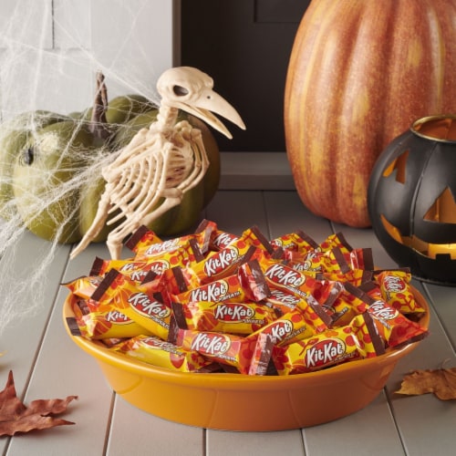 KIT KAT® Miniatures Pumpkin Pie Flavored Creme Wafer Candy Bars Halloween Bag Perspective: right
