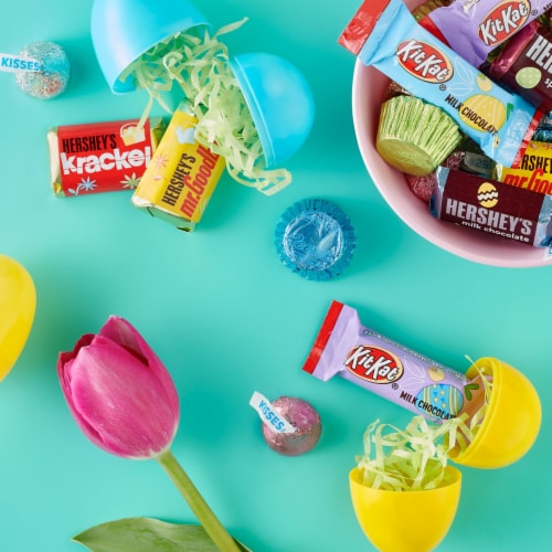 REESE'S KIT KAT® and HERSHEY'S Easter Candy Miniatures Chocolate Assortment Perspective: right