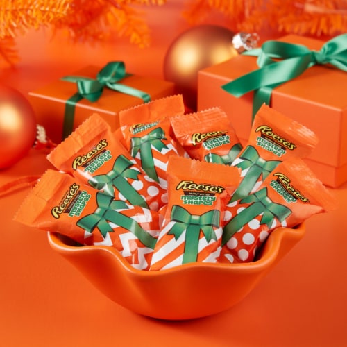 REESE'S Milk Chocolate Peanut Butter Mystery Shapes Candy Christmas Bag Perspective: right