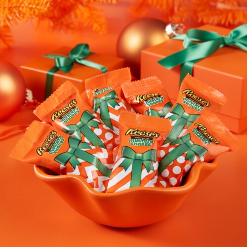 REESE'S Assorted Milk Chocolate Peanut Butter Shapes Christmas Candy Bag Perspective: right