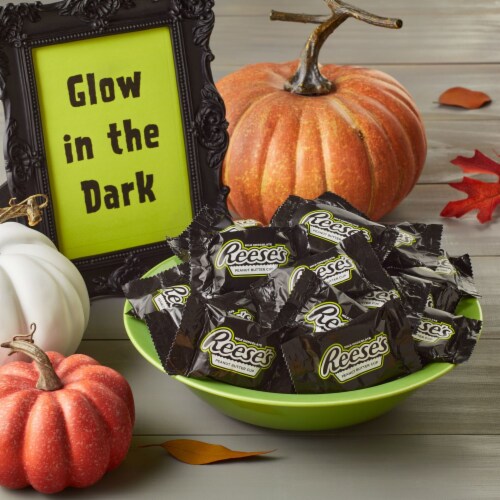 REESE'S Glow in the Dark Halloween Snack Size Perspective: right