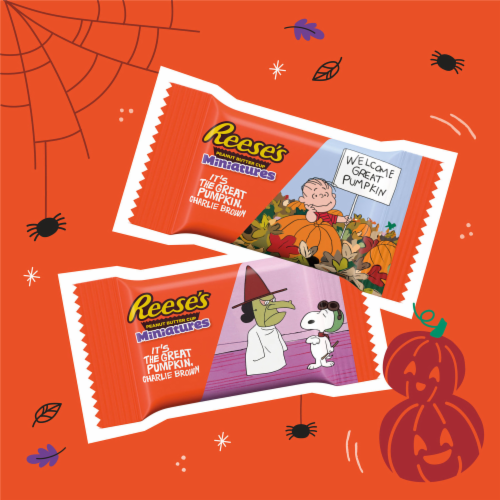 REESE'S Miniatures Snoopy™ & Friends Milk Chocolate Peanut Butter Cups Halloween Candy Bag Perspective: right