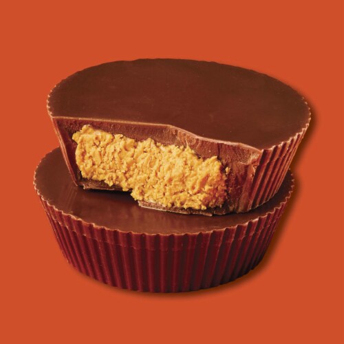REESE'S Milk Chocolate Half-Pound Peanut Butter Cups Christmas Candy Pack Perspective: right