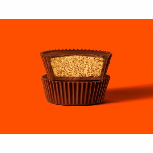 REESE'S Big Cup Milk Chocolate King Size Peanut Butter Cups Candy Pack Perspective: right