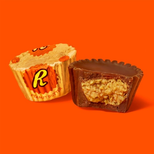 REESE'S Miniatures Milk Chocolate Peanut Butter Cups Halloween Candy Family Pack Perspective: right