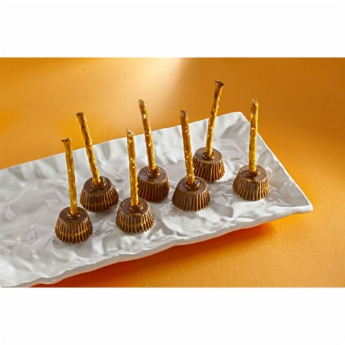 REESE'S Miniatures Milk Chocolate Peanut Butter Cups Halloween Candy Bag Perspective: right