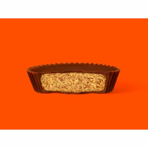 REESE'S Milk Chocolate Peanut Butter Cups Valentine Candy Gift Box Perspective: right