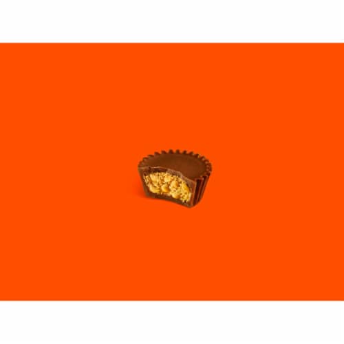 REESE'S Miniatures Peanut Butter Pie Flavored Peanut Butter Cups Candy Share Pack Perspective: right