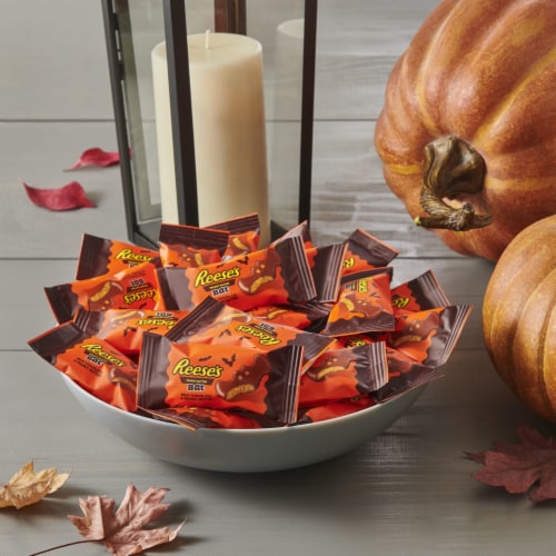 Reese’s Halloween Snack Size Milk Chocolate Peanut Butter Bats Perspective: right