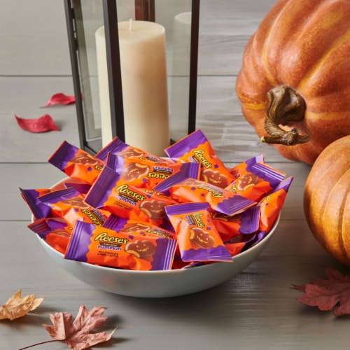 REESE'S Milk Chocolate Peanut Butter Snack Size Halloween Candy Bag Perspective: right