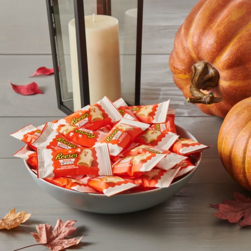 REESE'S White Creme Peanut Butter Snack Size White Ghosts Halloween Candy Bag Perspective: right