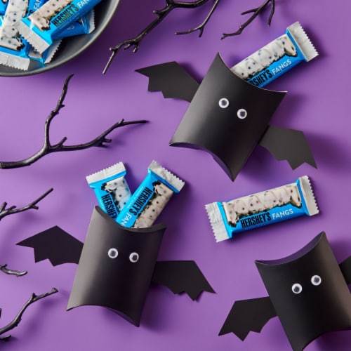 Hershey's Cookies 'N’ Creme Fangs Snack Size Candy Bars Perspective: right