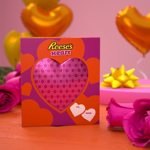 REESE'S Milk Chocolate Peanut Butter Heart Valentine Candy Gift Box Perspective: right