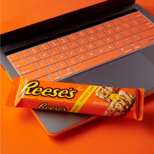 REESE'S Peanuts and Peanut Butter Creme Snack Bar Pack Perspective: right