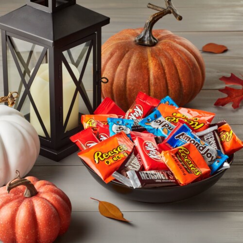 Hershey's All Time Greats Snack Size Halloween Assortment Perspective: right
