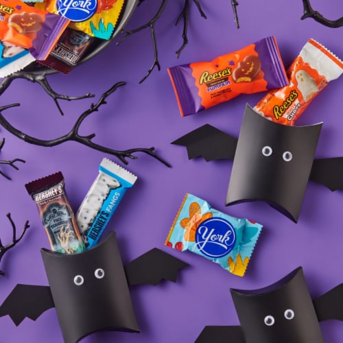 Hershey Spooky Shapes Snack Size Candy Assortment Perspective: right