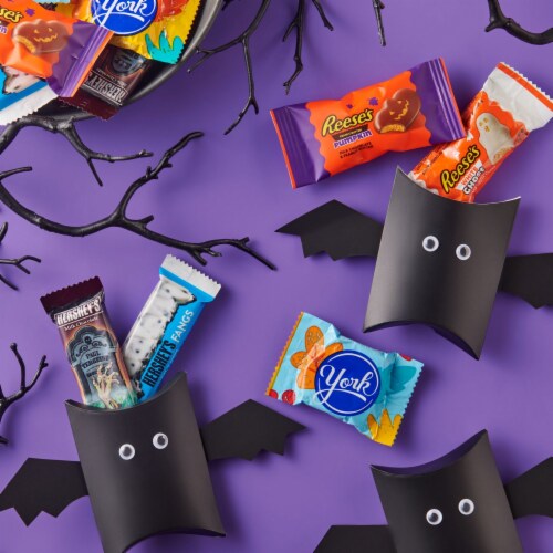 Hershey Spooky Shapes Snack Size Candy Assortment Perspective: right