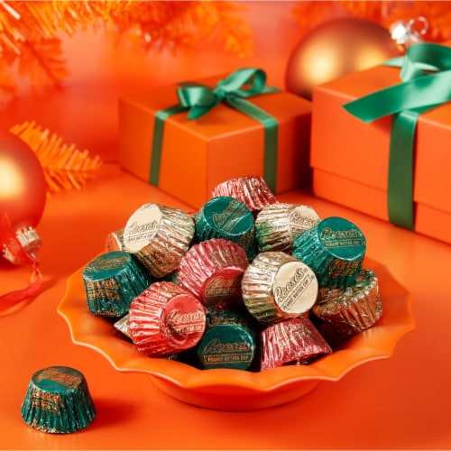 REESE'S Miniatures Milk Chocolate Peanut Butter Cups Christmas Candy Pack Perspective: right