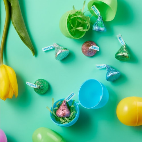 HERSHEY'S KISSES Milk Chocolate Treats Easter Candy Sleeve Perspective: right
