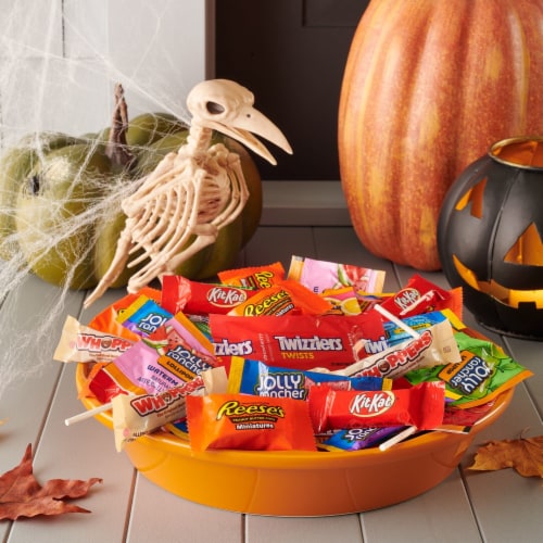 Hershey's Miniatures Candy Assortment Perspective: right