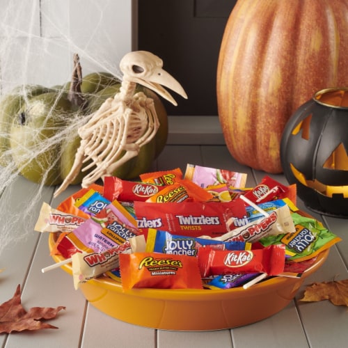 Hershey Miniatures Chocolate and Fruit Flavored Assortment Candy Halloween Bulk Variety Bag Perspective: right