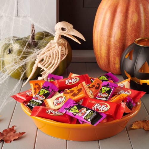 Kit Kat Halloween Lovers Candy Assortment Snack Size Perspective: right