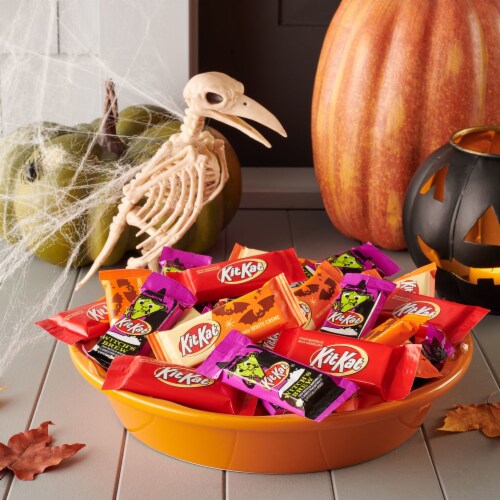 Kit Kat Halloween Lovers Candy Assortment Snack Size Perspective: right