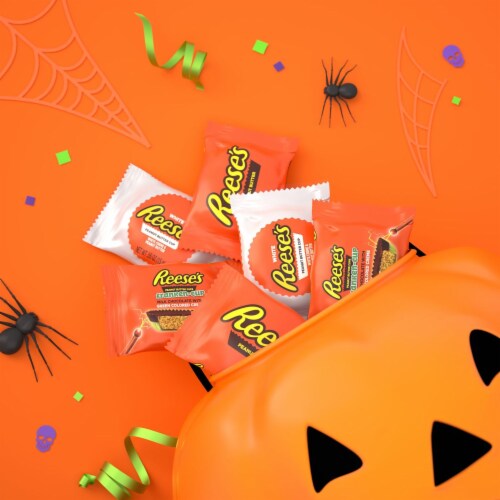 REESE'S Halloween Lovers Milk Chocolate and White Creme Assortment Snack Size Cups Candy Halloween Perspective: right