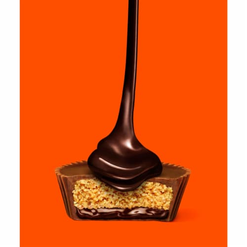 REESE'S Big Cup Chocolate Lava Milk Chocolate Peanut Butter Cups Candy Pack Perspective: right