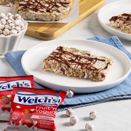 Welch's Strawberry Fruit n Yogurt 0.7oz Pouches - 8ct Box Perspective: right