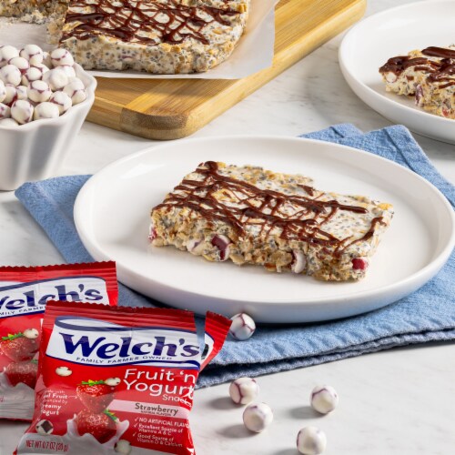 Welch's Strawberry Fruit n Yogurt 0.7oz Pouches - 8ct Box Perspective: right
