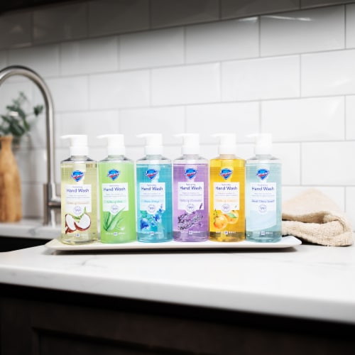 Safeguard™ Hydrating Aloe Liquid Hand Soap Perspective: right
