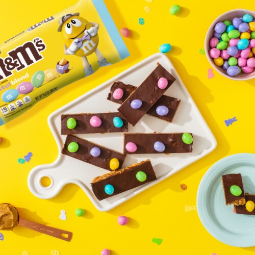 M&M'S Peanut Milk Chocolate Pastel Easter Candy Assortment Bag Perspective: right