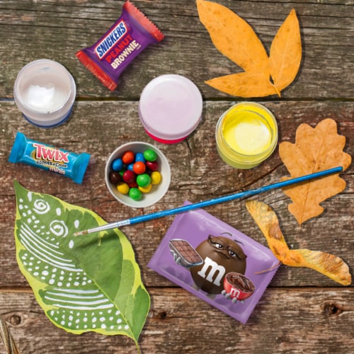 M&M'S Fudge Brownie & Snickers Peanut Brownie & Twix Cookies & Creme Bulk Halloween Candy Perspective: right